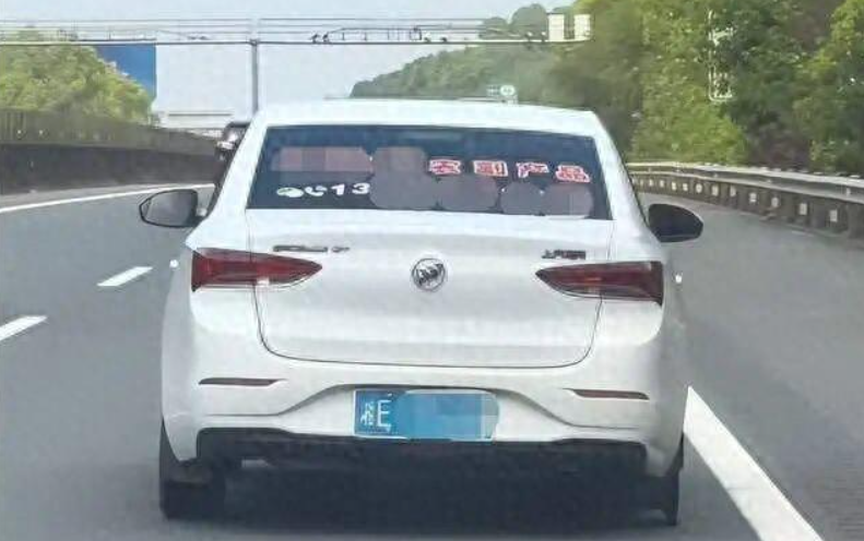 車主回應(yīng)開(kāi)車輪胎磨剩輪轂 胎壓報(bào)警未察覺(jué)